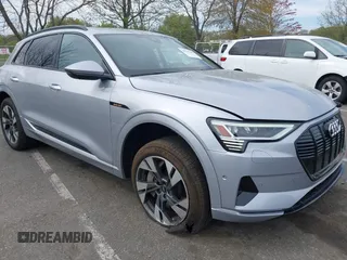 2022 Audi e-tron Premium z VIN WA1AAAGE3NB033122, wystawiony jako IAAI lot #42081343 z przebiegiem 36 171 mil mil oraz . Historia ofert i sprzedaży dostępna na DreamBid. Obrazek 1.