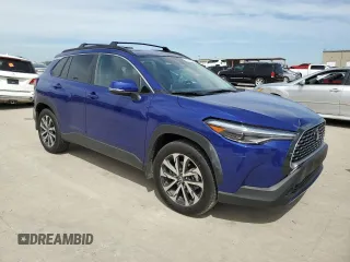2024 Toyota Corolla Cross XLE z VIN 7MUDAAAG0RV115018, wystawiony jako Copart lot #49110885 z przebiegiem 2764 mil mil oraz Tytuł czysty. Historia ofert i sprzedaży dostępna na DreamBid. Obrazek 4.