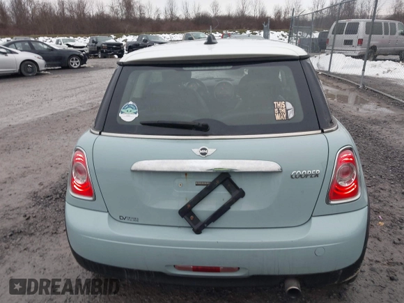 2013 MINI Hardtop z VIN WMWSU3C51DT686959, wystawiony jako IAAI lot #41020389 z przebiegiem 86 770 mil mil oraz . Historia ofert i sprzedaży dostępna na DreamBid. Obrazek 17.