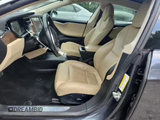 2017 Tesla Model S 60 z VIN 5YJSA1E18HF193461, wystawiony jako Copart lot #61040785 z przebiegiem 99 100 mil mil oraz Szkoda całkowita • Salvage title. Historia ofert i sprzedaży dostępna na DreamBid. Obrazek 7.