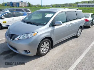 2014 Toyota Sienna XLE z VIN 5TDYK3DC0ES451307, wystawiony jako IAAI lot #42093569 z przebiegiem 105 721 mil mil oraz . Historia ofert i sprzedaży dostępna na DreamBid. Obrazek 2.