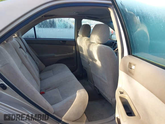 2003 Toyota Camry LE z VIN 4T1BF32K03U562089, wystawiony jako IAAI lot #42213639 z przebiegiem 281 054 mil mil oraz . Historia ofert i sprzedaży dostępna na DreamBid. Obrazek 8.