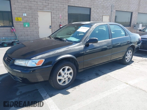 1999 Toyota Camry LE z VIN 4T1BG22K4XU574050, wystawiony jako IAAI lot #41991415 z przebiegiem 329 825 mil mil oraz . Historia ofert i sprzedaży dostępna na DreamBid. Obrazek 17.