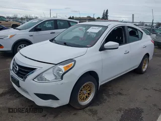 2016 Nissan Versa S z VIN 3N1CN7AP2GL874126, wystawiony jako IAAI lot #38894209 z przebiegiem 91 469 mil mil oraz . Historia ofert i sprzedaży dostępna na DreamBid. Obrazek 2.