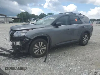2024 Nissan Pathfinder SL z VIN 5N1DR3CAXRC261317, wystawiony jako Copart lot #56795365 z przebiegiem 21 939 mil mil oraz Szkoda całkowita • Salvage title. Historia ofert i sprzedaży dostępna na DreamBid. Obrazek 1.
