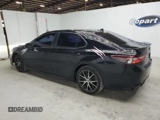 2022 Toyota Camry SE z VIN 4T1G11AK9NU057987, wystawiony jako Copart lot #56749015 z przebiegiem 85 171 mil mil oraz Czysty tytuł • Clean title. Historia ofert i sprzedaży dostępna na DreamBid. Obrazek 2.