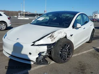 2025 Tesla Model 3 Long Range z VIN 5YJ3E1EB3SF911796, wystawiony jako IAAI lot #41753091 z przebiegiem 1 751 mil mil oraz . Historia ofert i sprzedaży dostępna na DreamBid. Obrazek 2.