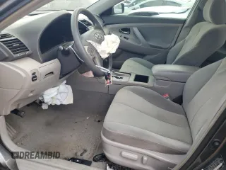 2008 Toyota Camry LE z VIN 4T4BE46K58R034841, wystawiony jako Copart lot #42176215 z przebiegiem Nie podano mil oraz Nie do naprawy • Non repairable. Historia ofert i sprzedaży dostępna na DreamBid. Obrazek 7.