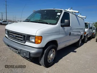 2007 Ford Econoline Cargo Commercial z VIN 1FTNE24LX7DA66517, wystawiony jako IAAI lot #42508158 z przebiegiem 125 518 mil mil oraz . Historia ofert i sprzedaży dostępna na DreamBid. Obrazek 1.