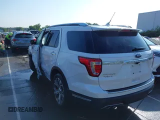2018 Ford Explorer Platinum z VIN 1FM5K8HT8JGA01933, wystawiony jako IAAI lot #42472016 z przebiegiem 57 607 mil mil oraz . Historia ofert i sprzedaży dostępna na DreamBid. Obrazek 3.
