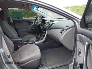 2015 Hyundai Elantra SE z VIN 5NPDH4AE0FH593656, wystawiony jako IAAI lot #42346608 z przebiegiem 153 562 mil mil oraz . Historia ofert i sprzedaży dostępna na DreamBid. Obrazek 5.