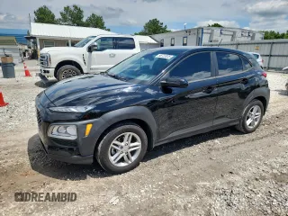 2021 Hyundai Kona SE z VIN KM8K12AA7MU726084, wystawiony jako Copart lot #58722035 z przebiegiem 71 427 mil mil oraz Szkoda całkowita • Salvage title. Historia ofert i sprzedaży dostępna na DreamBid. Obrazek 1.