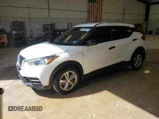2020 Nissan Kicks S z VIN 3N1CP5BV0LL555751, wystawiony jako Copart lot #52790705 z przebiegiem 82 747 mil mil oraz Czysty tytuł • Clean title. Historia ofert i sprzedaży dostępna na DreamBid. Obrazek 1.