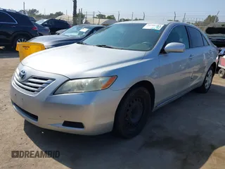 2007 Toyota Camry CE z VIN 4T1BE46K37U193771, wystawiony jako IAAI lot #42386583 z przebiegiem 166 233 mil mil oraz . Historia ofert i sprzedaży dostępna na DreamBid. Obrazek 2.