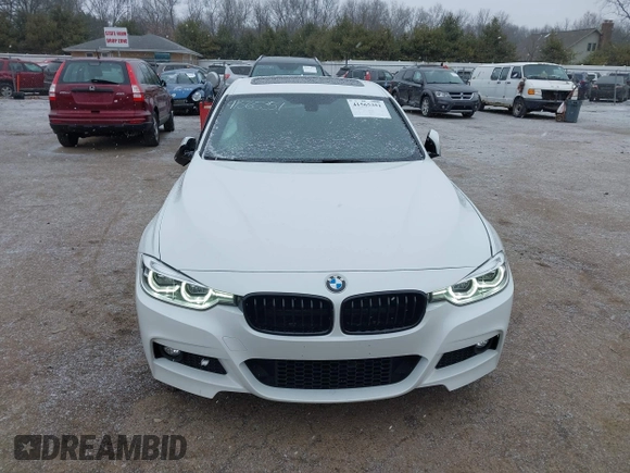 2018 BMW 3 Series 330i xDrive z VIN WBA8D9C51JEM33833, wystawiony jako IAAI lot #41565351 z przebiegiem 31 729 mil mil oraz . Historia ofert i sprzedaży dostępna na DreamBid. Obrazek 13.