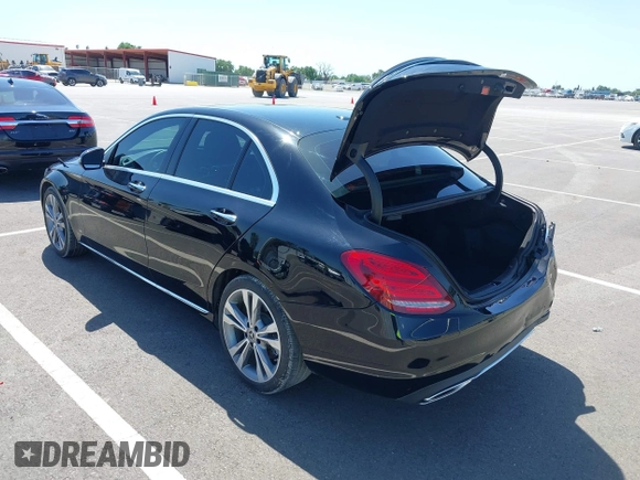 2018 Mercedes-Benz C 300 z VIN 55SWF4JB9JU250869, wystawiony jako IAAI lot #41990855 z przebiegiem 54 938 mil mil oraz . Historia ofert i sprzedaży dostępna na DreamBid. Obrazek 3.