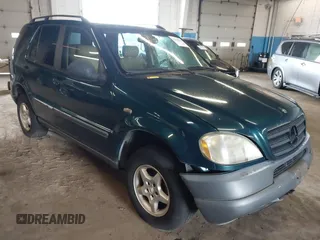 1998 Mercedes-Benz M 320/430/500 z VIN 4JGAB54EXWA007828, wystawiony jako IAAI lot #42490411 z przebiegiem 215 980 mil mil oraz . Historia ofert i sprzedaży dostępna na DreamBid. Obrazek 1.