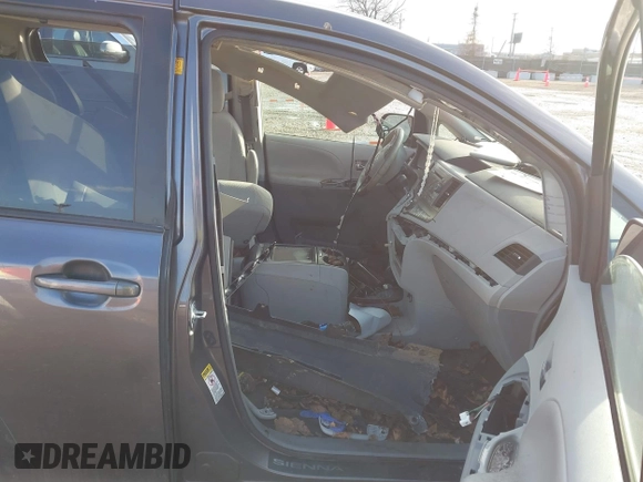 2012 Toyota Sienna SE with VIN 5TDXK3DC5CS264461, listed as a IAAI auction lot 41526874 with 1 mi miles. Bid and sale history available at carsss.com. Image 5.