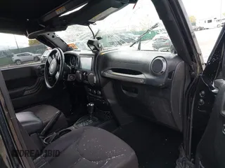 2013 Jeep Wrangler Unlimited Sport z VIN 1C4HJWDG3DL697226, wystawiony jako IAAI lot #42053059 z przebiegiem 134 504 mil mil oraz . Historia ofert i sprzedaży dostępna na DreamBid. Obrazek 5.