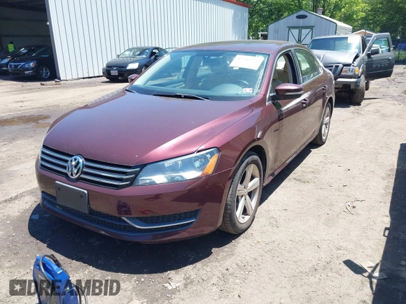 2012 Volkswagen Passat SE z VIN 1VWBP7A30CC107216, wystawiony jako IAAI lot #42545676 z przebiegiem 151 417 mil mil oraz . Historia ofert i sprzedaży dostępna na DreamBid. Obrazek 2.