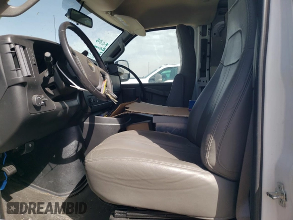 2023 Chevrolet Express Cargo z VIN 1GCWGAFP0P1232439, wystawiony jako Copart lot #49666885 z przebiegiem 74 389 mil mil oraz Czysty tytuł • Clean title. Historia ofert i sprzedaży dostępna na DreamBid. Obrazek 7.