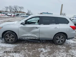 2017 Nissan Pathfinder SV z VIN 5N1DR2MN2HC687013, wystawiony jako IAAI lot #41362733 z przebiegiem 129 832 mil mil oraz . Historia ofert i sprzedaży dostępna na DreamBid. Obrazek 14.