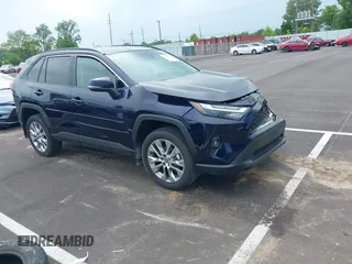 2025 Toyota RAV4 XLE Premium z VIN 2T3A1RFV3SW498119, wystawiony jako IAAI lot #42258977 z przebiegiem 6 728 mil mil oraz . Historia ofert i sprzedaży dostępna na DreamBid. Obrazek 1.
