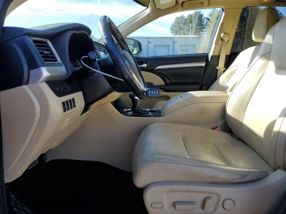 2017 Toyota Highlander XLE with VIN 5TDJZRFH2HS472351, listed as a Copart auction lot 87500745 with 82,955 mi miles and Salvage title. Bid and sale history available at DreamBid. Image 7.