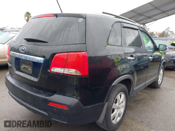 2013 Kia Sorento LX z VIN 5XYKT3A68DG388695, wystawiony jako IAAI lot #41809229 z przebiegiem 157 966 mil mil oraz . Historia ofert i sprzedaży dostępna na DreamBid. Obrazek 4.