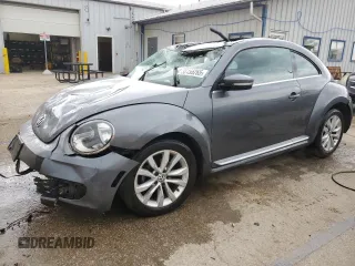 2014 Volkswagen Beetle 2.0L TDI z VIN 3VWJL7AT2EM647028, wystawiony jako Copart lot #55155265 z przebiegiem Nie podano mil oraz Nie do naprawy. Historia ofert i sprzedaży dostępna na DreamBid. Obrazek 1.
