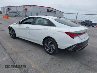 2025 Hyundai Elantra Limited z VIN KMHLN4DJ5SU134793, wystawiony jako IAAI lot #42044140 z przebiegiem 808 mil mil oraz . Historia ofert i sprzedaży dostępna na DreamBid. Obrazek 3.