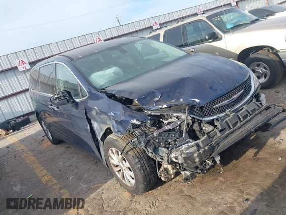 2019 Chrysler Pacifica Touring Plus z VIN 2C4RC1FG5KR550411, wystawiony jako IAAI lot #42066955 z przebiegiem 121 505 mil mil oraz . Historia ofert i sprzedaży dostępna na DreamBid. Obrazek 1.