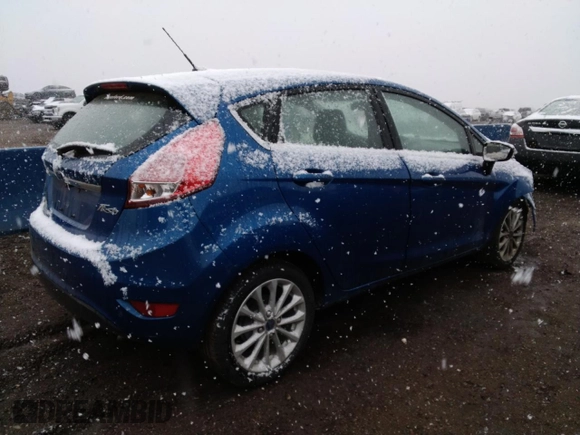 2018 Ford Fiesta Titanium z VIN 3FADP4FJ3JM139564, wystawiony jako Copart lot #53812695 z przebiegiem 75 265 mil mil oraz Czysty tytuł • Clean title. Historia ofert i sprzedaży dostępna na DreamBid. Obrazek 3.