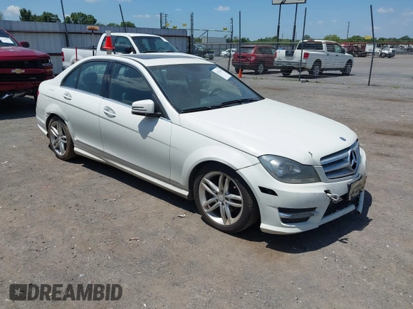 2012 Mercedes-Benz C 300 Sport z VIN WDDGF8BB9CR195595, wystawiony jako IAAI lot #42733339 z przebiegiem 221 125 mil mil oraz . Historia ofert i sprzedaży dostępna na DreamBid. Obrazek 1.