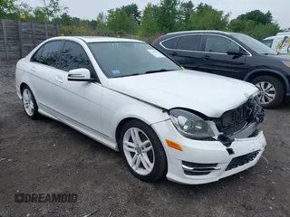 2014 Mercedes-Benz C 300 Sport z VIN WDDGF8AB4ER325089, wystawiony jako IAAI lot #42452209 z przebiegiem 207 335 mil mil oraz . Historia ofert i sprzedaży dostępna na DreamBid. Obrazek 1.