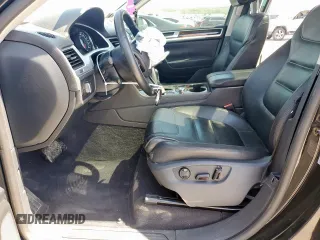 2013 Volkswagen Touareg Exec z VIN WVGEF9BPXDD007602, wystawiony jako Copart lot #50031785 z przebiegiem 93 859 mil mil oraz Szkody całkowita. Historia ofert i sprzedaży dostępna na DreamBid. Obrazek 7.