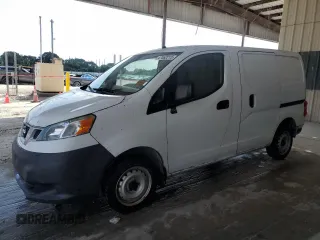 2015 Nissan NV200 S z VIN 3N6CM0KN2FK735636, wystawiony jako Copart lot #47462215 z przebiegiem 67 579 mil mil oraz Szkoda całkowita • Salvage title. Historia ofert i sprzedaży dostępna na DreamBid. Obrazek 1.