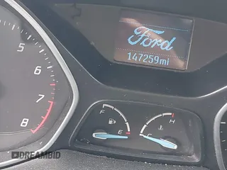 2012 Ford Focus SE z VIN 1FAHP3K22CL394088, wystawiony jako IAAI lot #42263710 z przebiegiem 147 259 mil mil oraz . Historia ofert i sprzedaży dostępna na DreamBid. Obrazek 7.