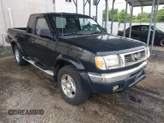 2000 Nissan Frontier XE z VIN 1N6ED26Y6YC328713, wystawiony jako IAAI lot #42314409 z przebiegiem 134 340 mil mil oraz . Historia ofert i sprzedaży dostępna na DreamBid. Obrazek 1.