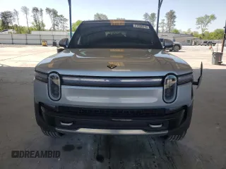 2025 Rivian R1S Adventure z VIN 7PDSGBBA9SN052652, wystawiony jako Copart lot #51659315 z przebiegiem 4012 mil mil oraz Szkody całkowita. Historia ofert i sprzedaży dostępna na DreamBid. Obrazek 5.