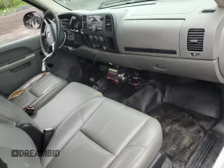 2013 GMC Sierra 2500HD Work Truck z VIN 1GT22ZC82DZ229449, wystawiony jako Copart lot #61175655 z przebiegiem Nie podano mil oraz Szkoda całkowita • Salvage title. Historia ofert i sprzedaży dostępna na DreamBid. Obrazek 8.