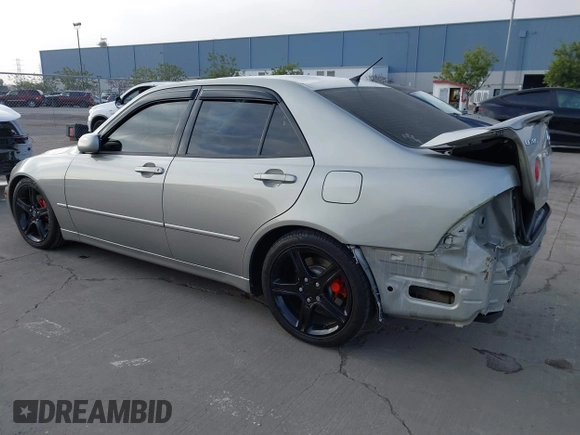 2001 Lexus IS 300 with VIN JTHBD182610018639, listed as a IAAI auction lot 41355976 with 116,575 mi miles. Bid and sale history available at carsss.com. Image 3.