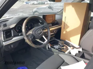 2025 Audi Q5 S line Premium z VIN WA1GAAFY2S2013915, wystawiony jako IAAI lot #41486503 z przebiegiem 649 mil mil oraz . Historia ofert i sprzedaży dostępna na DreamBid. Obrazek 5.