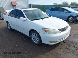 2003 Toyota Camry LE z VIN 4T1BF32K93U055286, wystawiony jako IAAI lot #41925824 z przebiegiem 151 831 mil mil oraz . Historia ofert i sprzedaży dostępna na DreamBid. Obrazek 1.