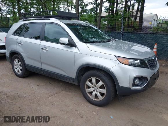 2013 Kia Sorento LX z VIN 5XYKT3A60DG338695, wystawiony jako IAAI lot #42252721 z przebiegiem 200 000 mil mil oraz . Historia ofert i sprzedaży dostępna na DreamBid. Obrazek 1.