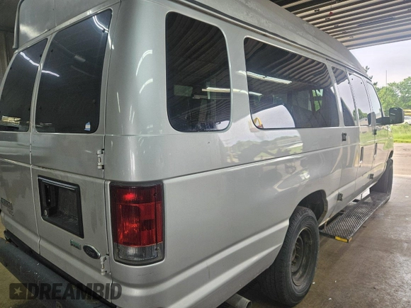 2011 Ford Econoline Passenger XL z VIN 1FBSS3BL1BDA81313, wystawiony jako IAAI lot #42535578 z przebiegiem 264 403 mil mil oraz . Historia ofert i sprzedaży dostępna na DreamBid. Obrazek 17.