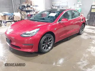 2020 Tesla Model 3 Standard Range Plus z VIN 5YJ3E1EA2LF705670, wystawiony jako IAAI lot #41572352 z przebiegiem 99 980 mil mil oraz . Historia ofert i sprzedaży dostępna na DreamBid. Obrazek 2.