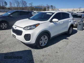 2018 Kia Sportage LX z VIN KNDPMCAC0J7301602, wystawiony jako Copart lot #49217335 z przebiegiem 74 623 mil mil oraz Szkody całkowita. Historia ofert i sprzedaży dostępna na DreamBid. Obrazek 1.