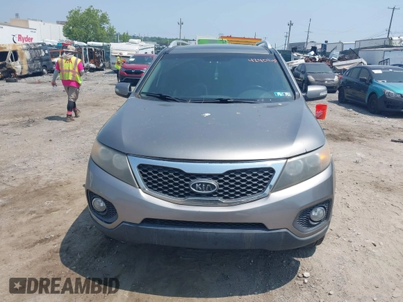 2011 Kia Sorento EX z VIN 5XYKUDA26BG059667, wystawiony jako IAAI lot #42409157 z przebiegiem 166 868 mil mil oraz . Historia ofert i sprzedaży dostępna na DreamBid. Obrazek 6.