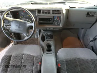 1995 GMC Sonoma SLS z VIN 1GTCS1948S8533169, wystawiony jako Copart lot #58241305 z przebiegiem 192 037 mil mil oraz Tytuł czysty. Historia ofert i sprzedaży dostępna na DreamBid. Obrazek 8.